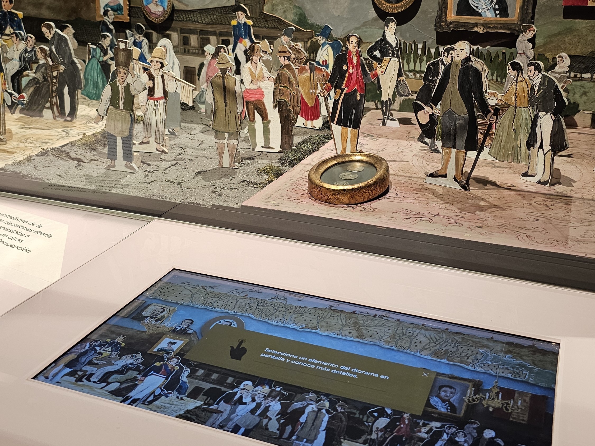 Fotografía de pantalla interactiva y pequeñas figuras